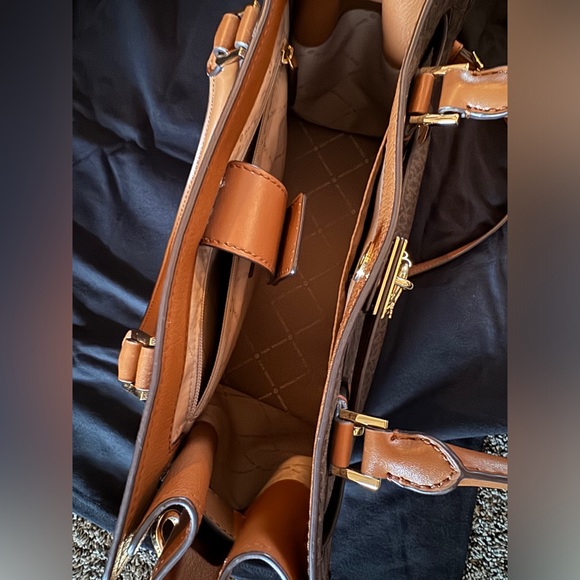 Michael Kors brown monogram bag. - Picture 2 of 3